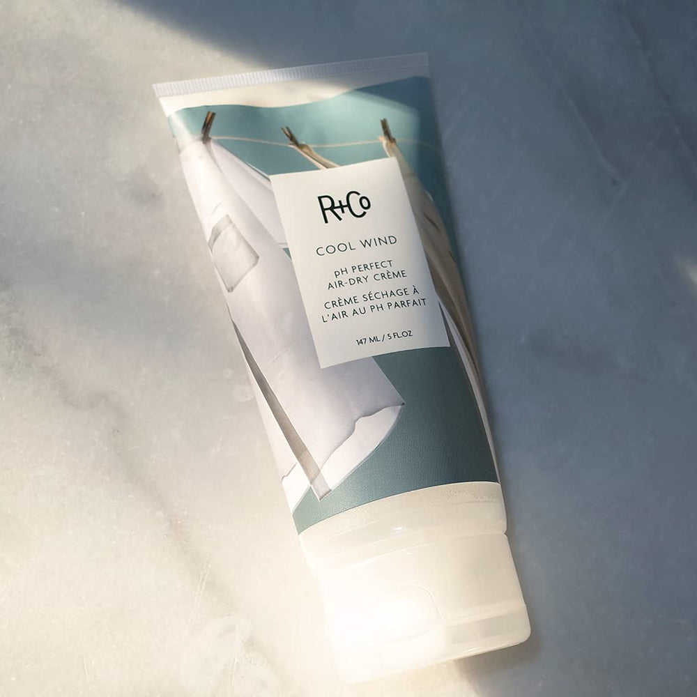 R+Co Cool Wind crema capilar en tubo, desenreda y suaviza el cabello