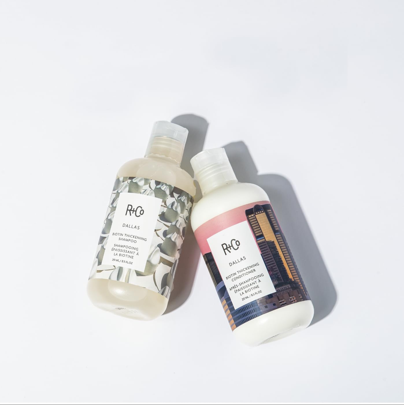 R+Co Dallas Acondicionador engrosador: cabello con volumen en sesión de peinado