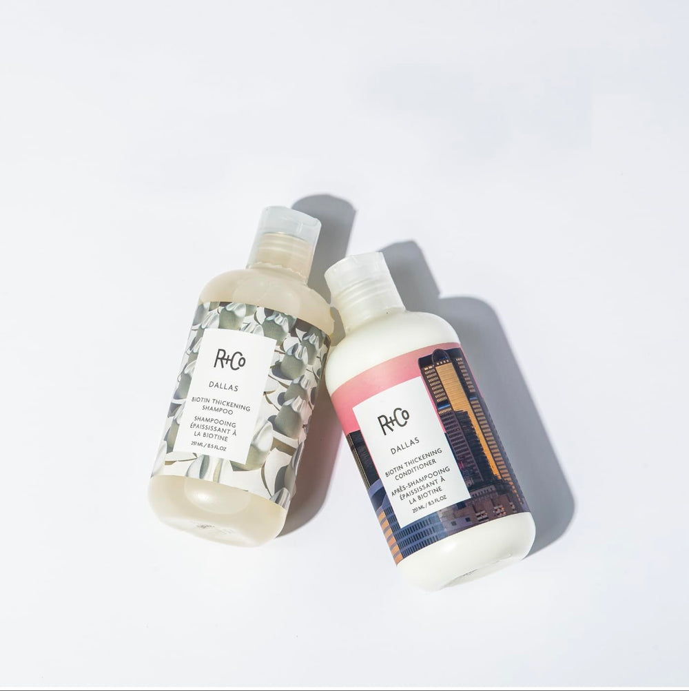 R+Co Dallas Acondicionador engrosador: cabello con volumen en sesión de peinado