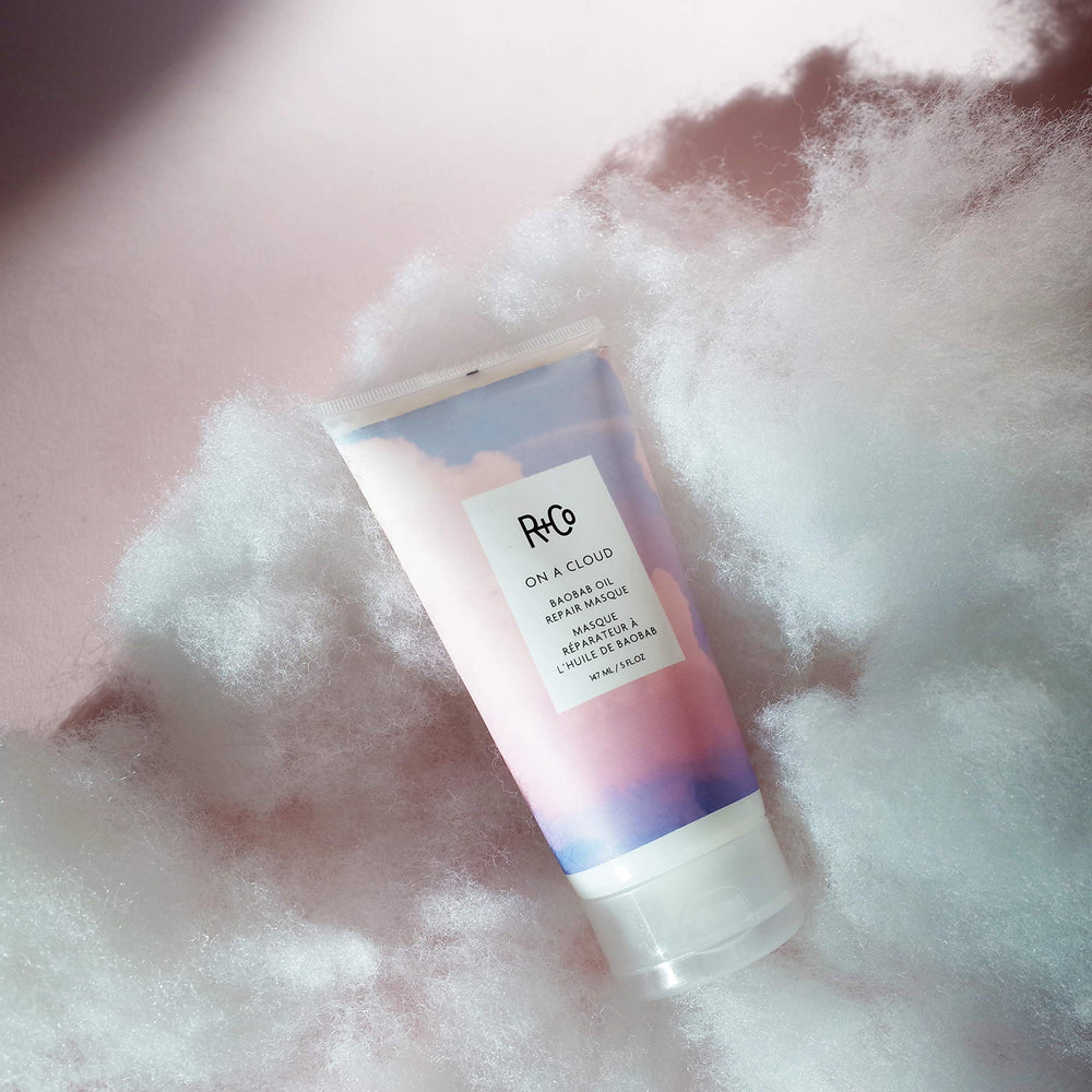 R+Co En una nube: cabello dañado reparado y más suave tras el uso.