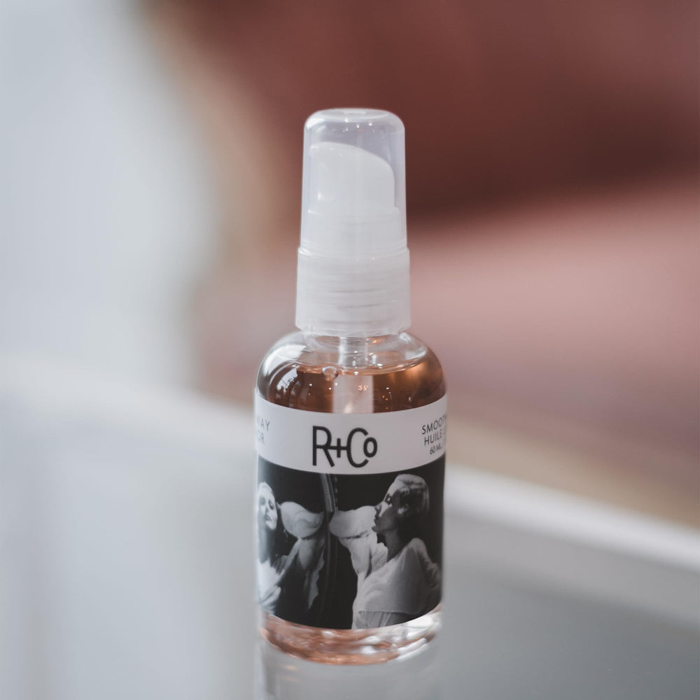 R+Co Aceite Alisador aplicación en mano para peinado suave