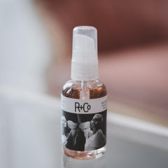 R+Co Aceite Alisador aplicación en mano para peinado suave