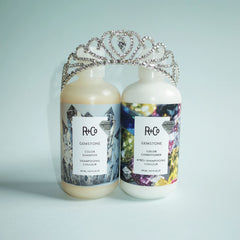 R+Co Gemstone Color Conditioner, etiqueta cercana, resalta ingredientes y valor para el color.