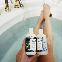R+Co Gemstone Color Conditioner, ingredientes clave, vitaminas hidratan y equilibran la humedad.