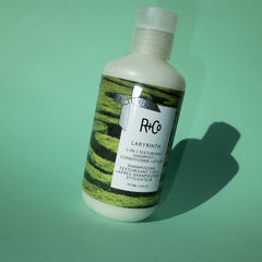 R+Co Labyrinth, cabello lavado con volumen ligero y tacto suave.