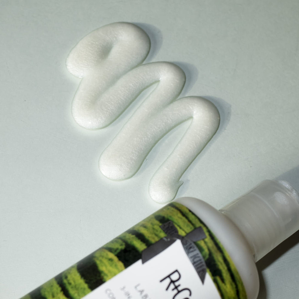 R+Co Labyrinth, primer plano de ingredientes, señala hidratación suave gracias a plantas suculentas.