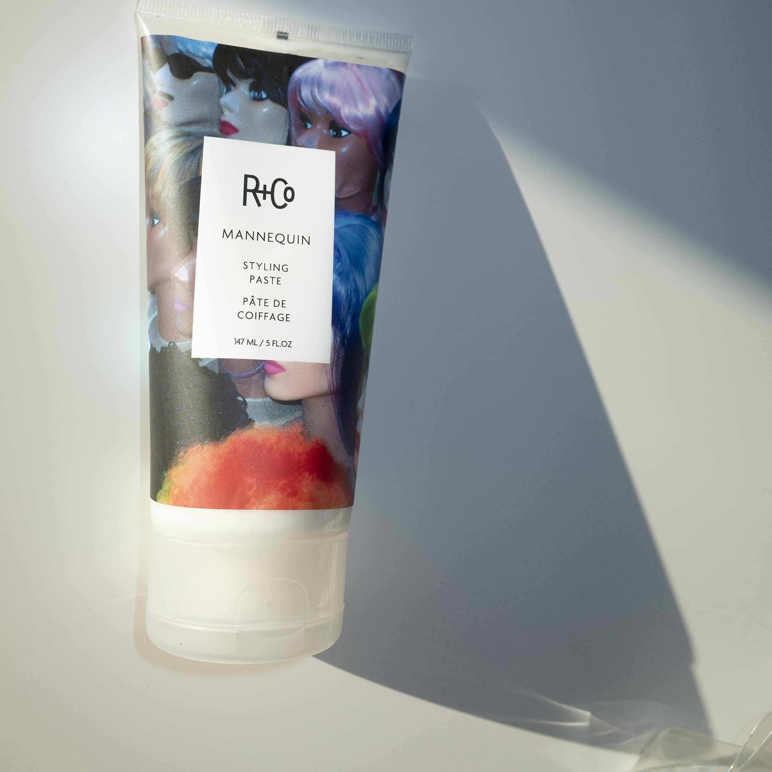 R+Co Mannequin Pâte texture-touchable pour un style fluide et flexible.