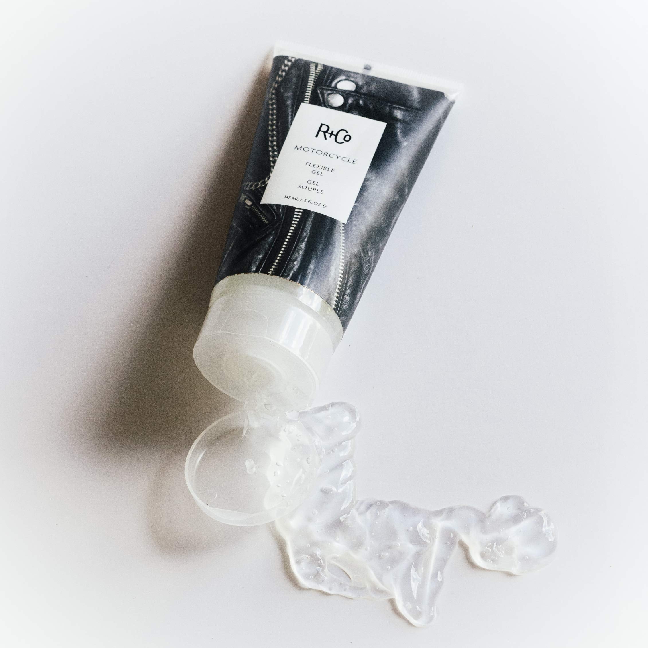 R+Co Motorcycle Gel, application mains montrant la texture facile à doser et agréable.