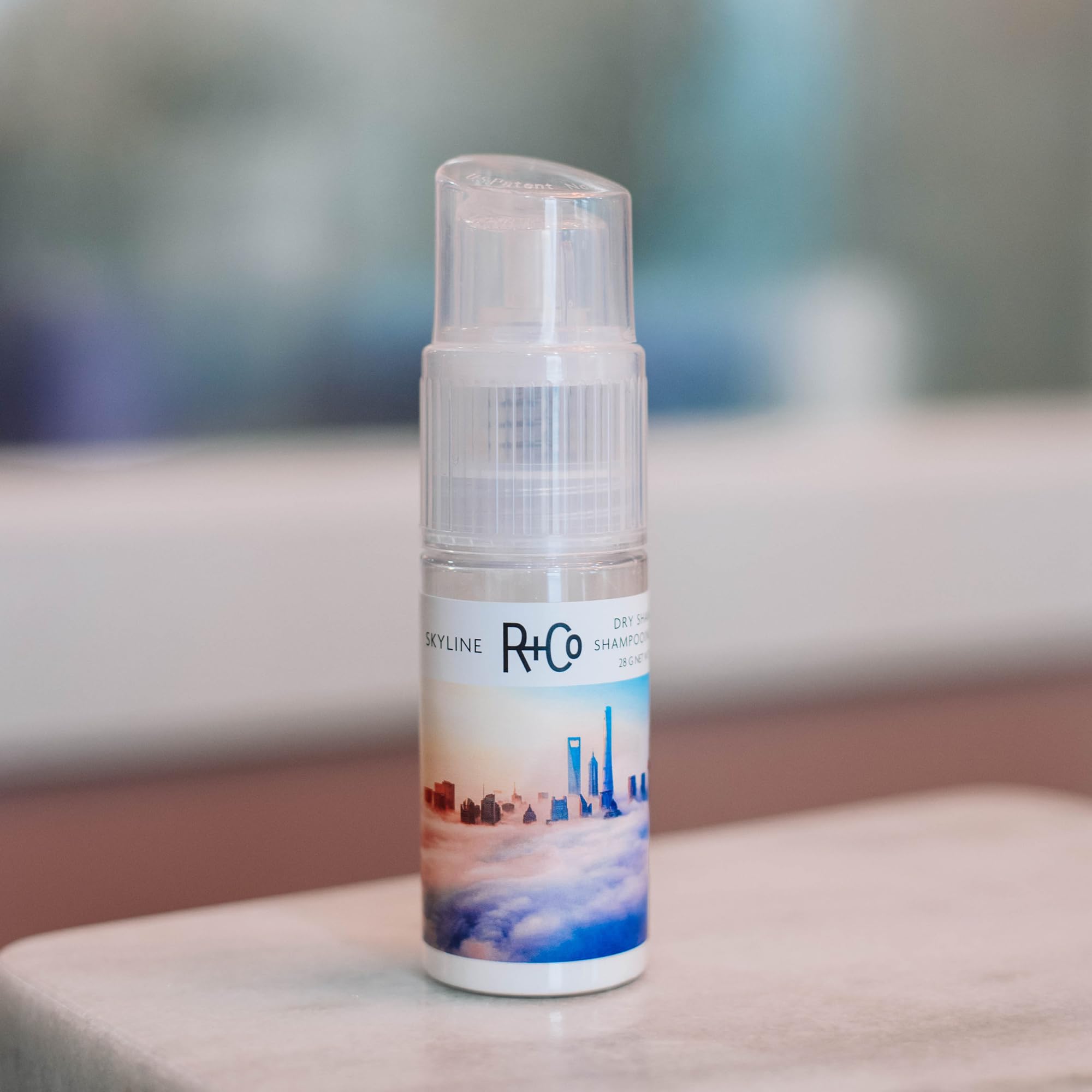 R+Co Skyline Poudre Sèche - design moderne et packaging compact.