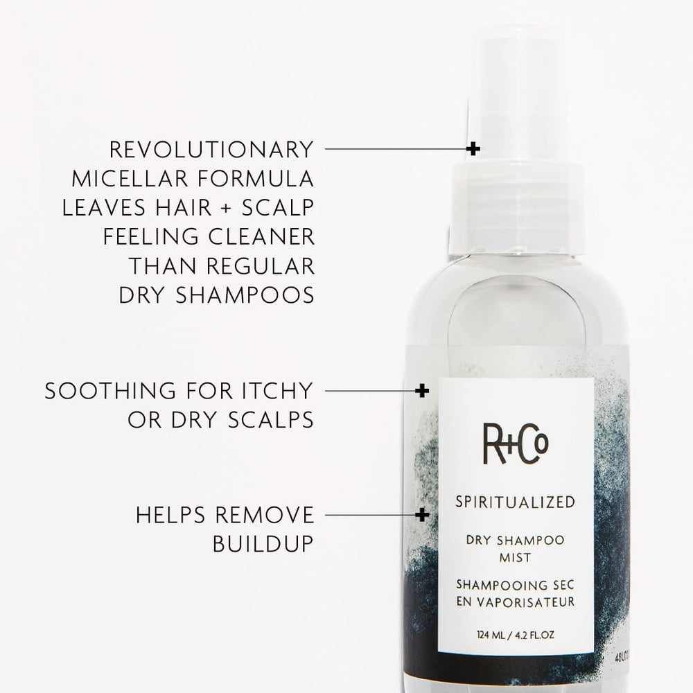 R+Co Spiritualized Dry Shampoo Mist: aplicación en raíces para limpieza rápida.