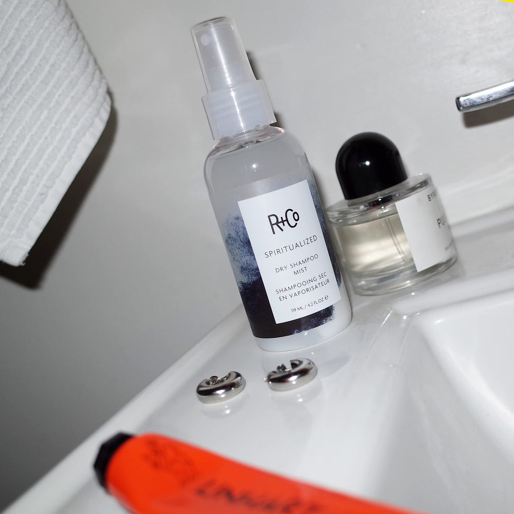 R+Co Spiritualized Dry Shampoo Mist: masaje y activación para cabello más suave.