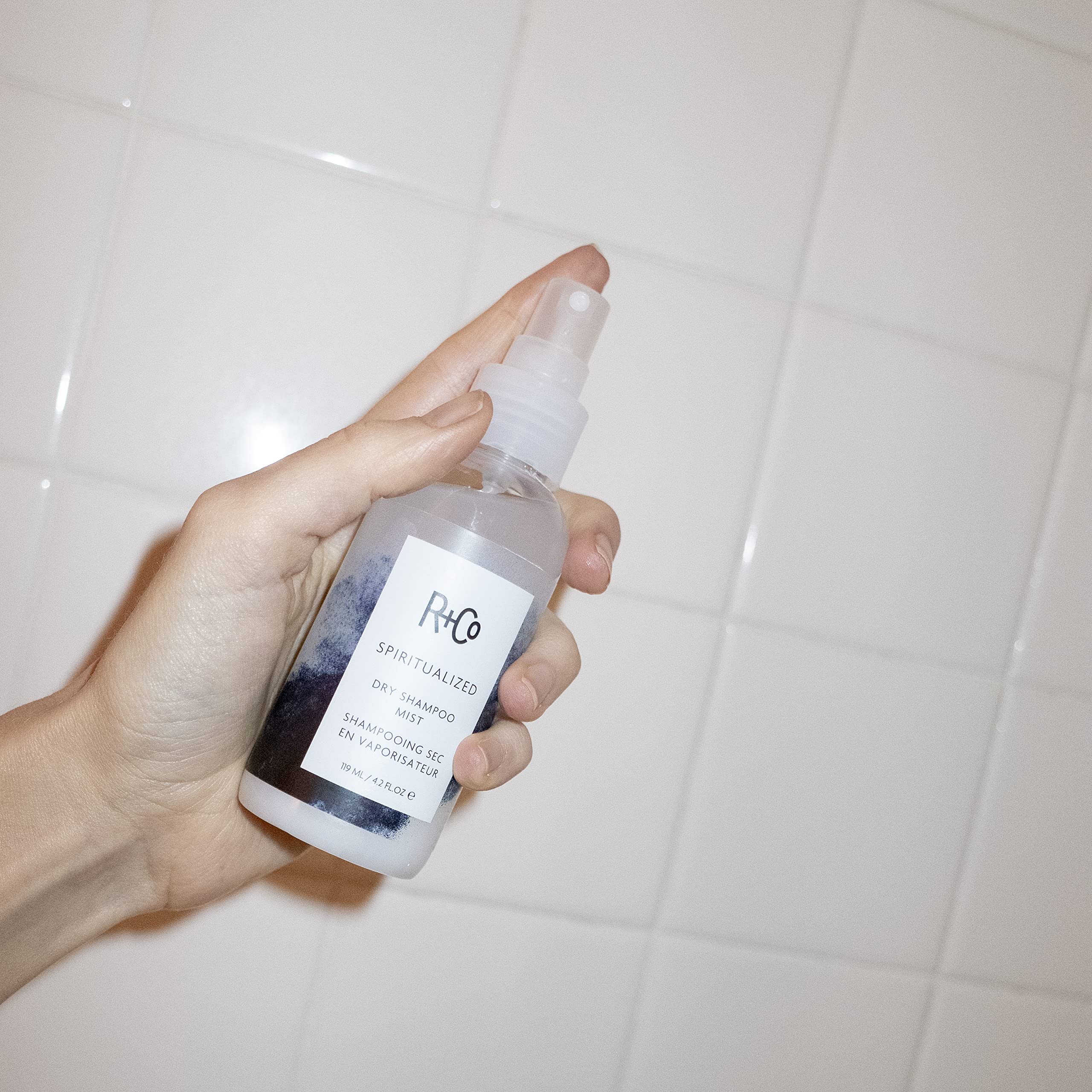 R+Co Spiritualized Dry Shampoo Mist: secado rápido tras entrenamiento para sensación fresca.