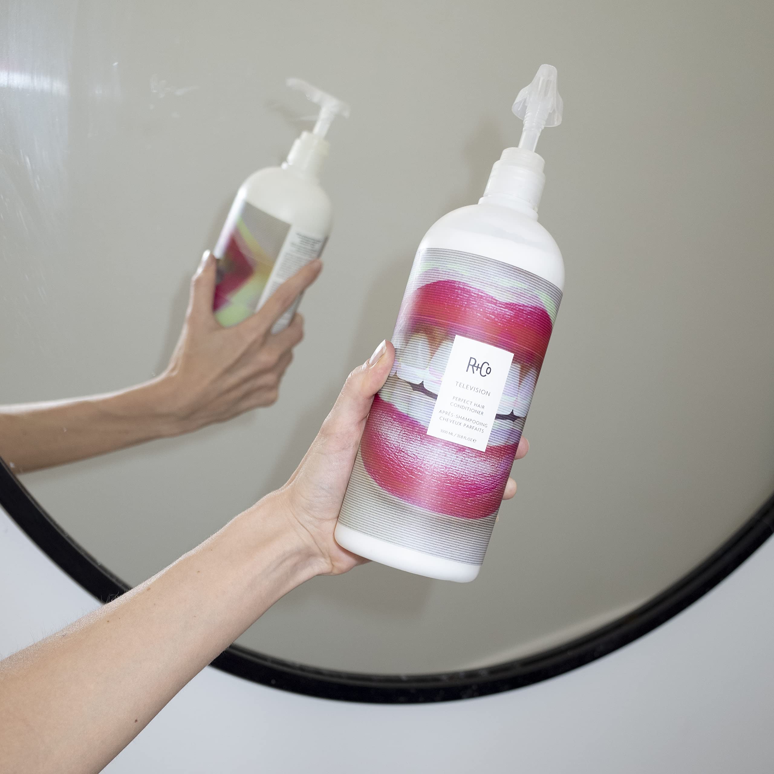 R+Co Televisión, textura cremosa que facilita desenredar y suavizar el cabello.