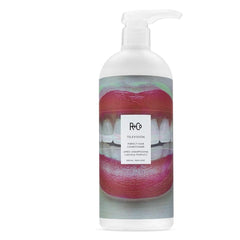 R+Co Television shampoo, vertido de la botella, textura cremosa para lavado suave.