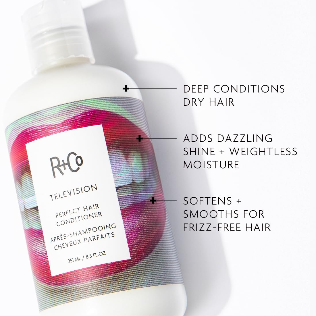 R+Co Television, crema en la mano, textura cremosa para suavizar el cabello.