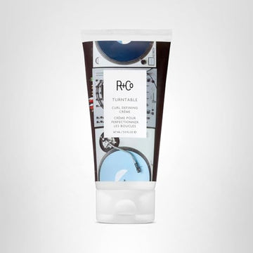 Extracto de linaza y aceite de oliva en R+Co Turntable para sellar puntas y frizz.