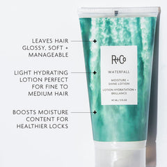 Aplicación de Waterfall en cabello húmedo para hidratación ligera