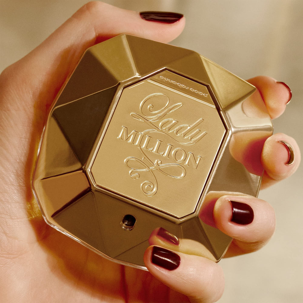 Rabanne Lady Million, reflejos lujosos, luce en iluminación cálida.