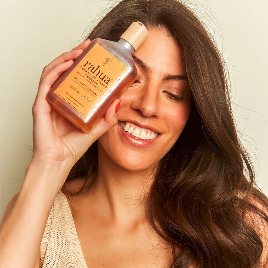 Rahua Champú Isla Encantada: aplicación con las manos para limpieza suave.
