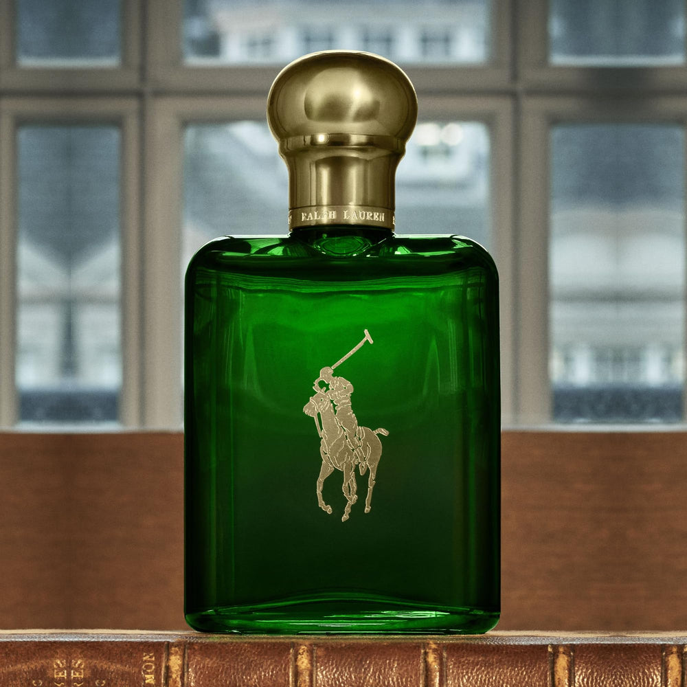 Polo de Ralph Lauren: nota distintiva que acompaña un look deportivo.