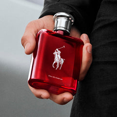 Ralph Lauren Fragrances Polo Red detalle del frasco y etiqueta de lujo