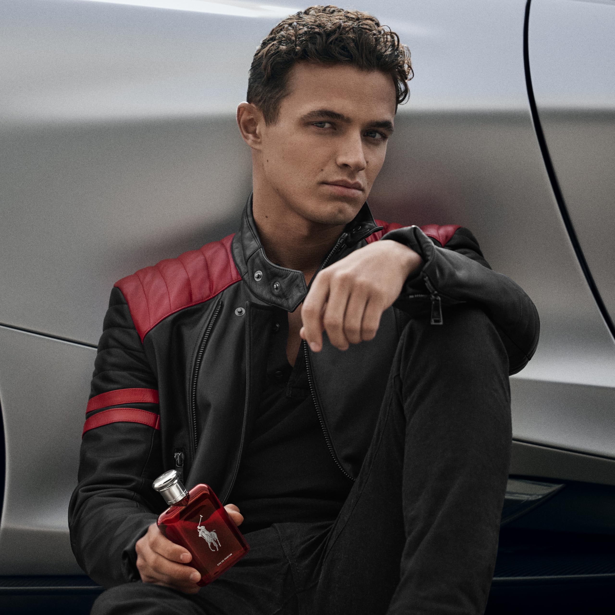 Ralph Lauren Fragrances Polo Red envase en estante, presencia destacada