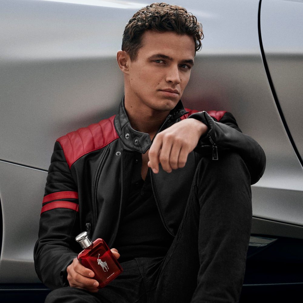 Ralph Lauren Fragrances Polo Red envase en estante, presencia destacada