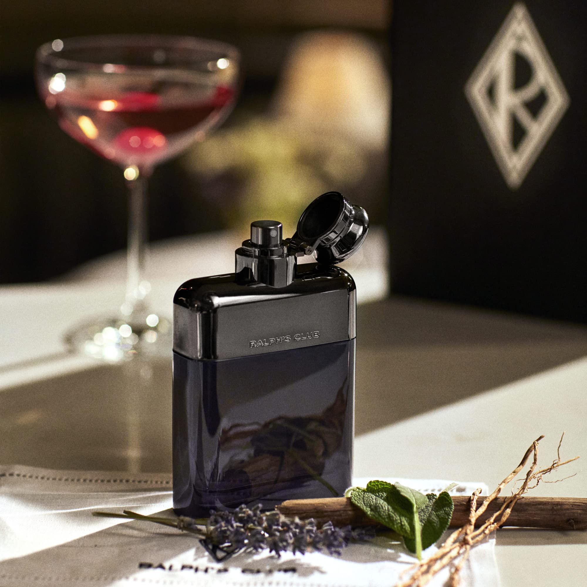 Ralph Lauren Fragrances Ralph's Club, presentación en escena oscura, ideal para noches memorables.