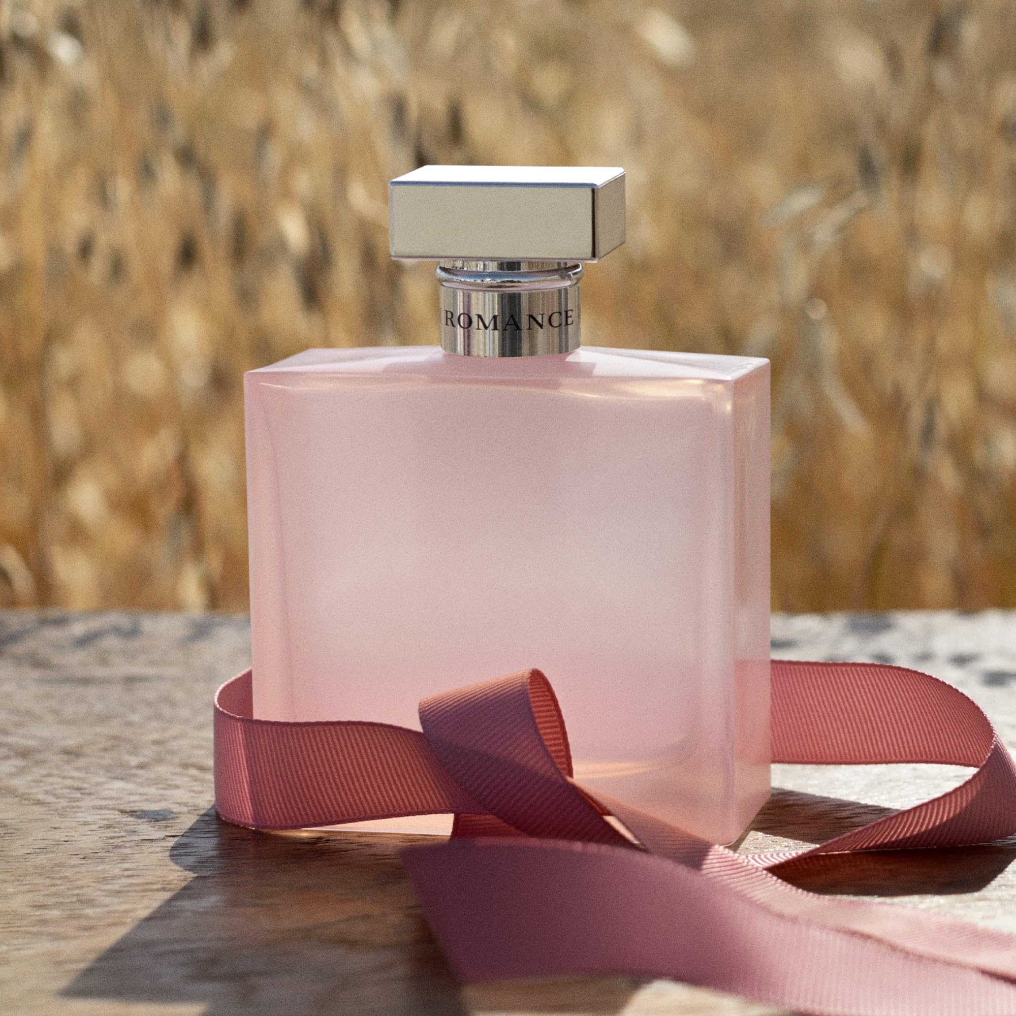 Ralph Lauren Más Allá del Romance: detalle de frasco, ideal para colección elegante.