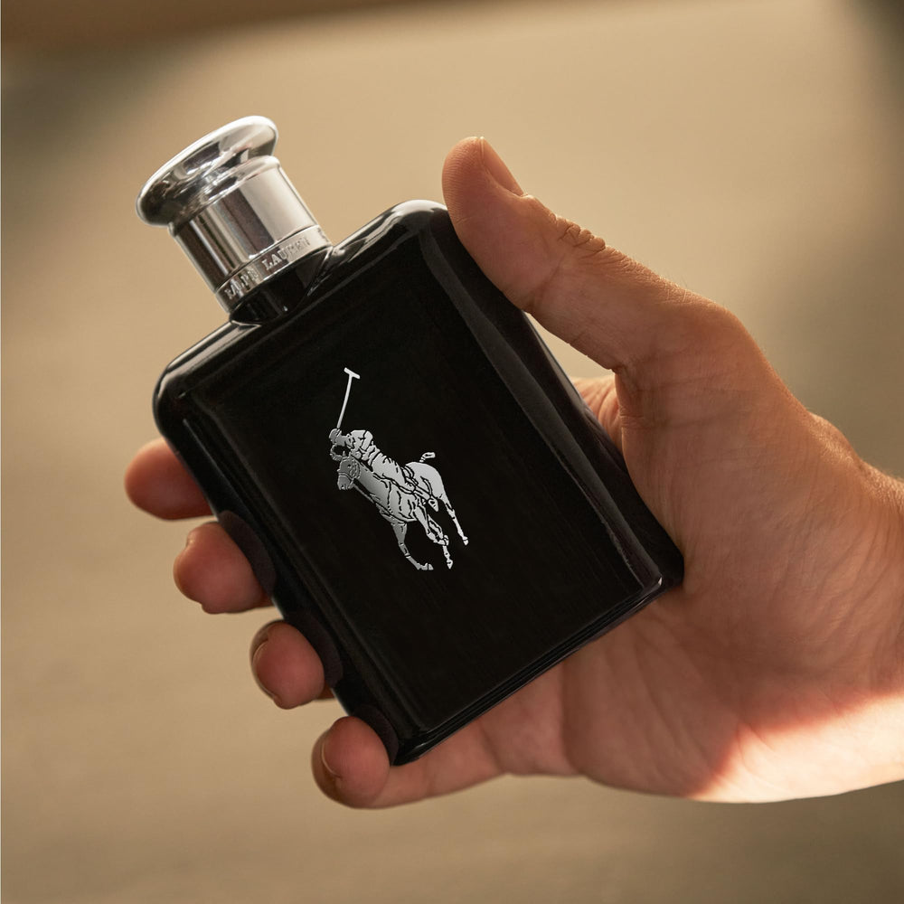Aplicación en pulso de Polo Black para una estela duradera.