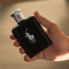 Aplicación en pulso de Polo Black para una estela duradera.