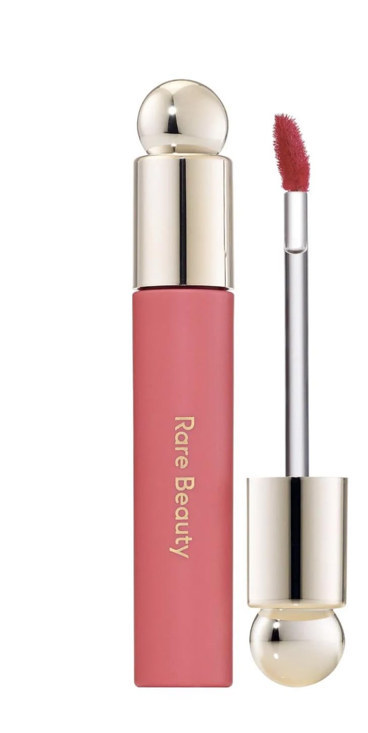 Rare Beauty Soft Pinch Lip Oil Feliz, aceite labial con tono para labios hidratados.