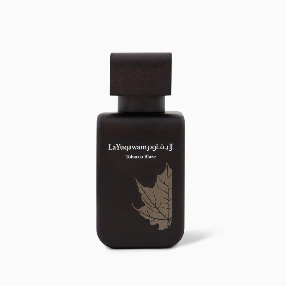 Rasasi La Yuqawam Tobacco Blaze: enfoque en la tapa, estilo moderno y premium.