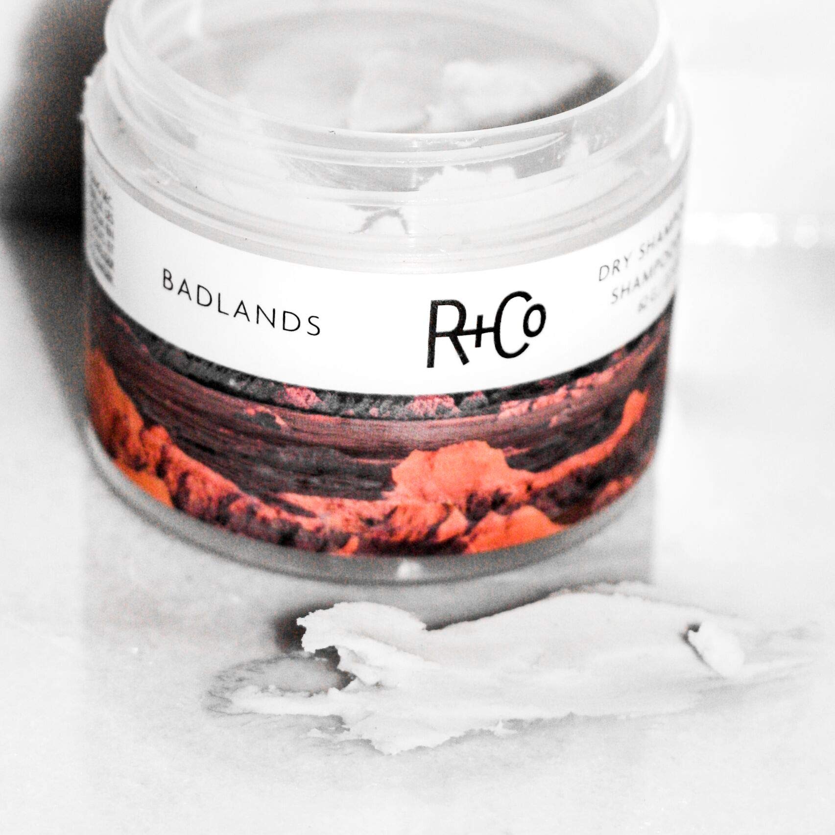 R+Co Badlands ceniza volcánica limpia suavemente el cabello y refresca.
