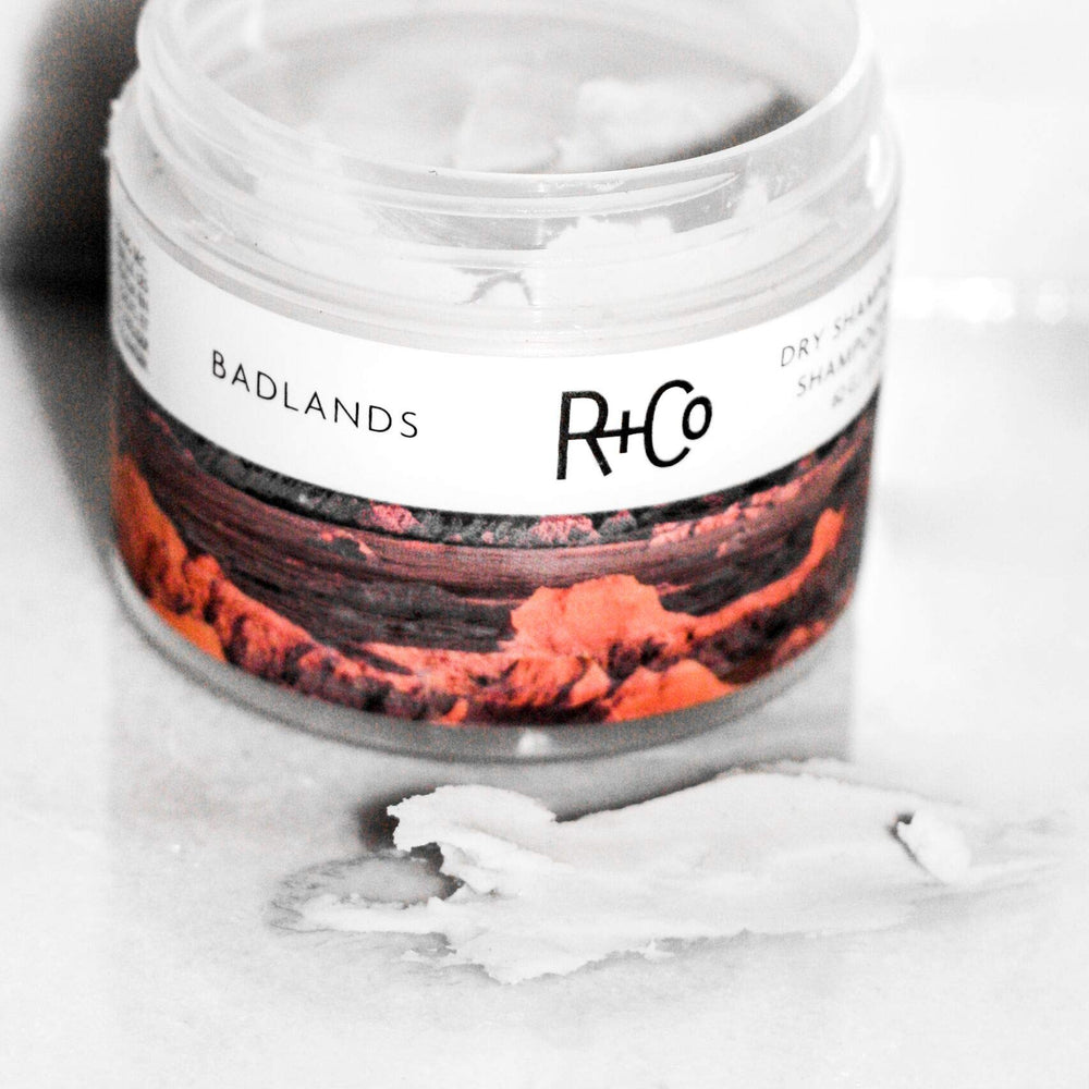R+Co Badlands ceniza volcánica limpia suavemente el cabello y refresca.