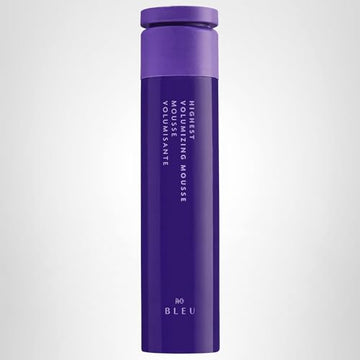 R+Co BLEU Mousse: resinas de peinado que sostienen el estilo todo el día.