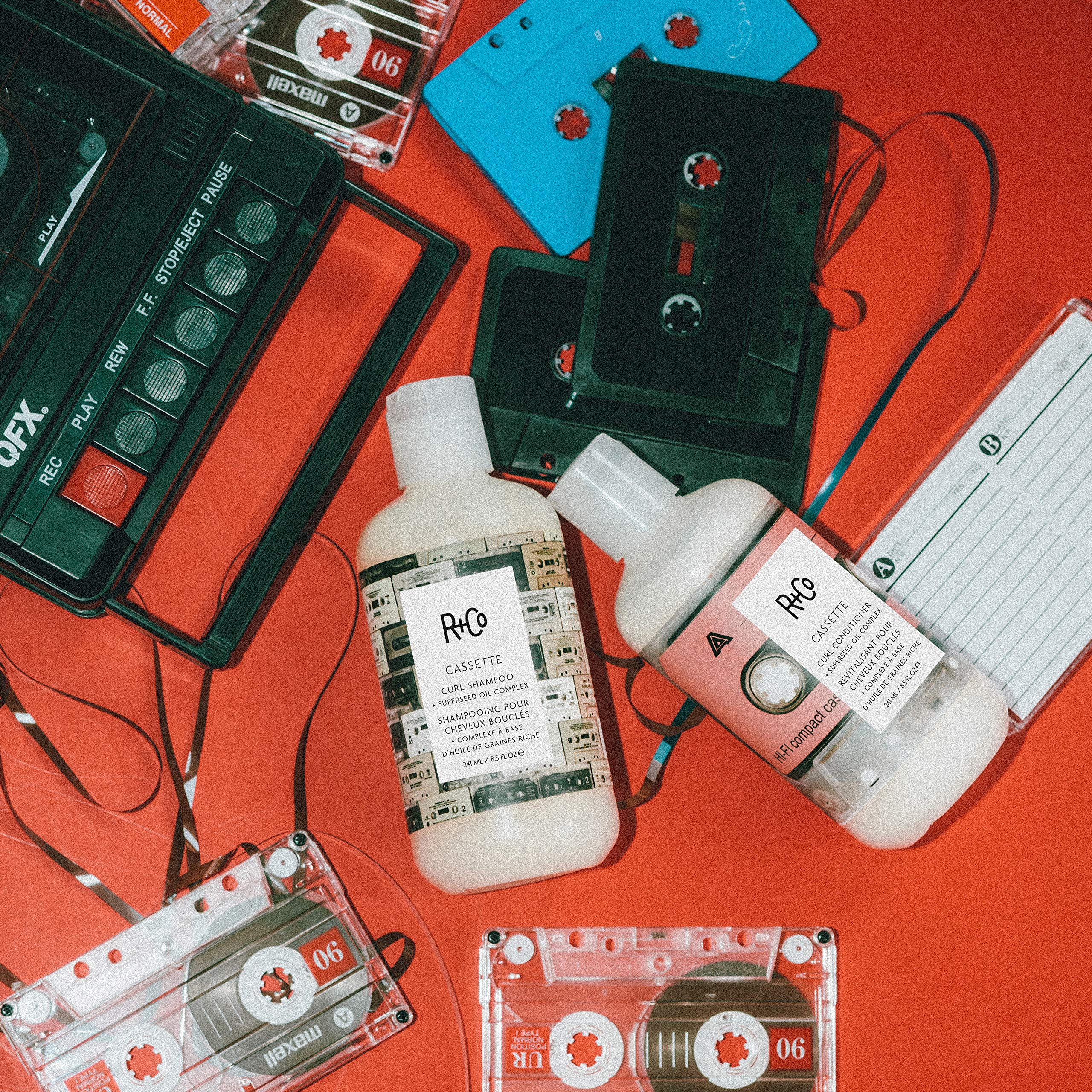R+Co CASSETTE: aceites Superseed en primer plano para cuidado suave.