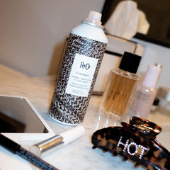 R+Co Chainmail textura seda brillo cabello suave y luminoso.