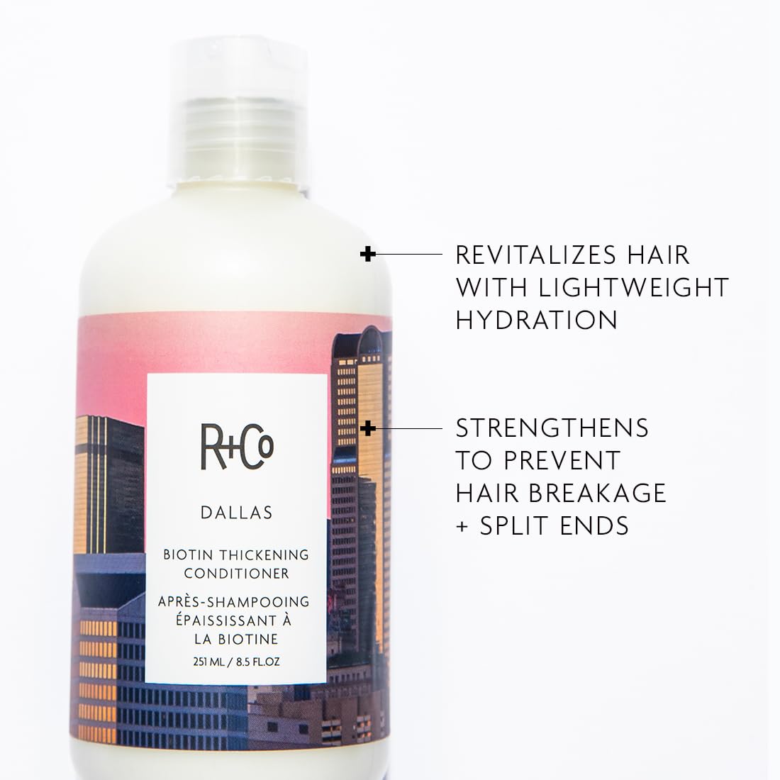 R+Co Dallas Biotina Engrosante Acondicionador, manos aplicando producto para cabello sedoso y manejable.