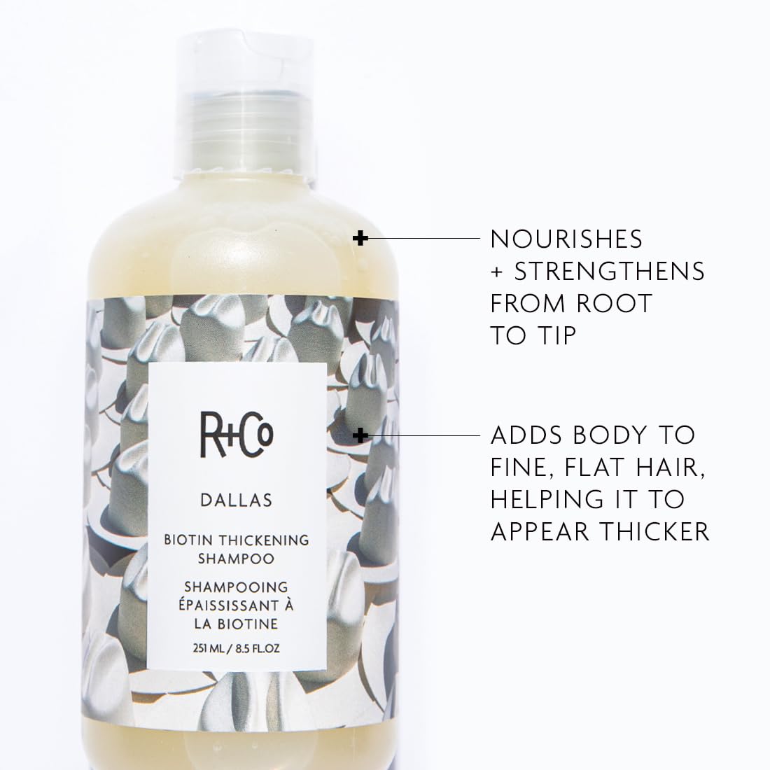 Aplicación en mano de R+Co Dallas Champú Engrosante distribuyendo biotina