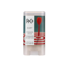 R+Co Dart Pomade Stick muestra detalle-textura para looks con cuerpo y definición