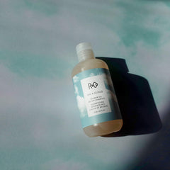 Aplicación en mechones: cabello más suave tras uso del champú reparador.