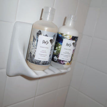 Gemstone Color Conditioner textura cremosa que suaviza el cabello.