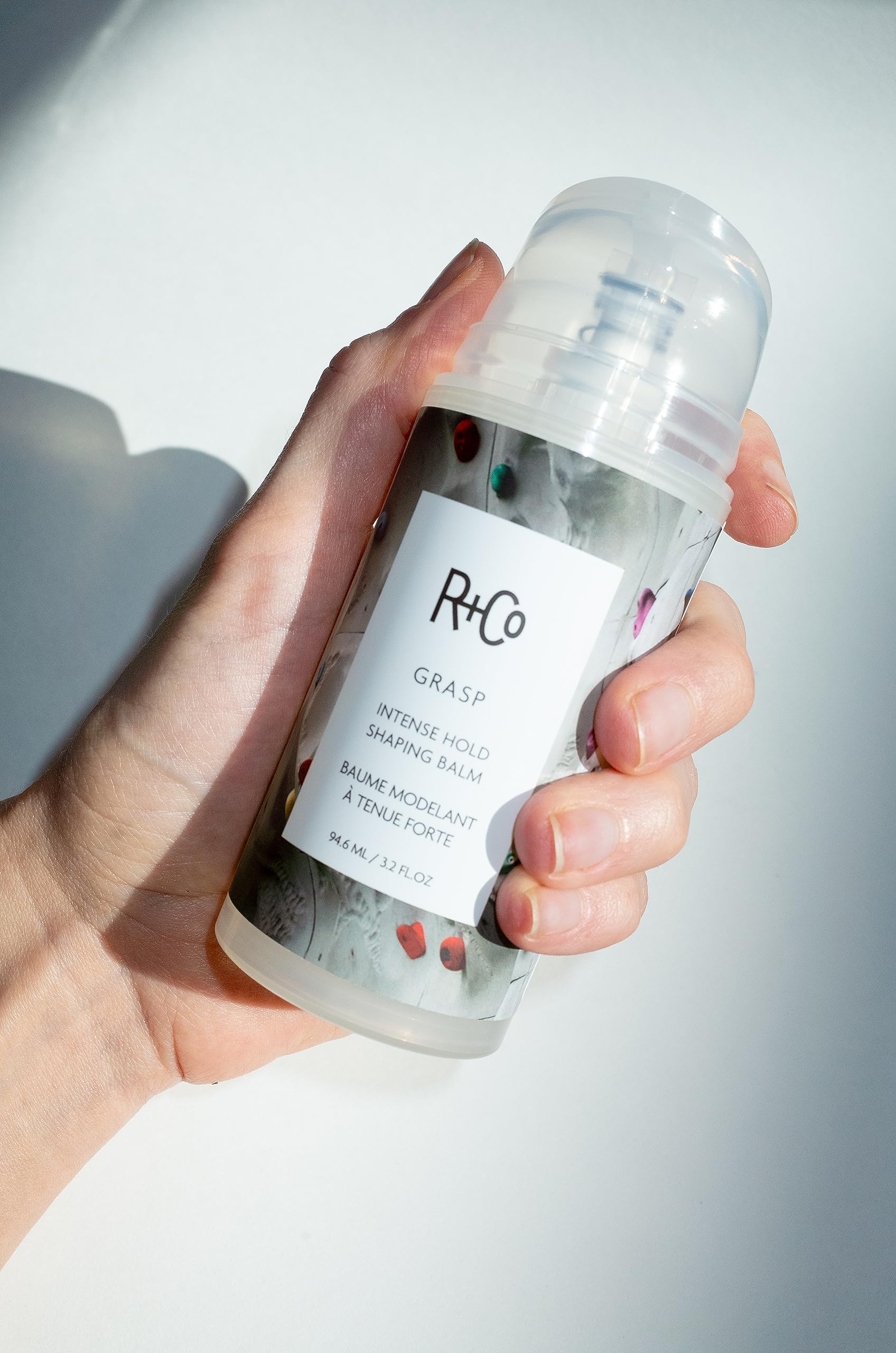 R+Co Grasp Balm con Extracto de arroz para cabello más manejable.