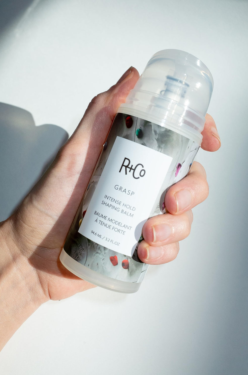 R+Co Grasp Balm con Extracto de arroz para cabello más manejable.