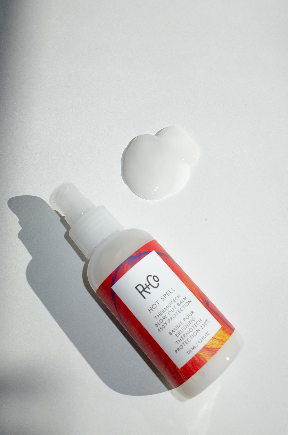 R+Co Hot Spell Thermotech Balm – application facilitée pour coiffage précis