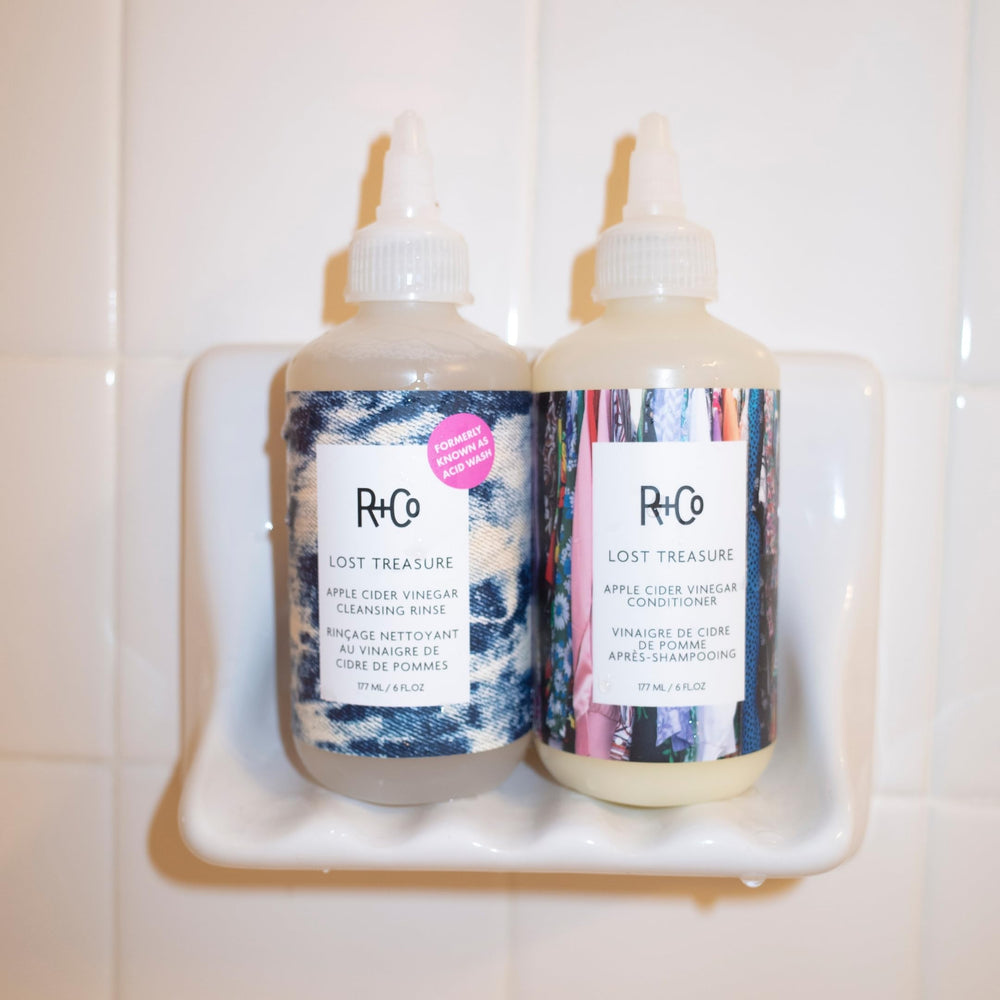 R+CO Lost Treasure brillo-dramatico cabello con acabado luminoso.