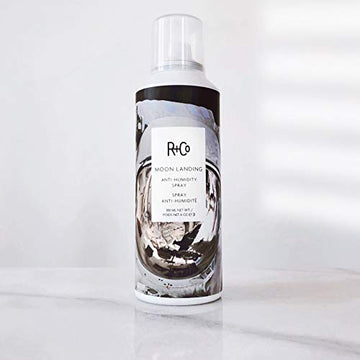 R+Co Moon Landing ofrece brillo natural manteniendo la elasticidad