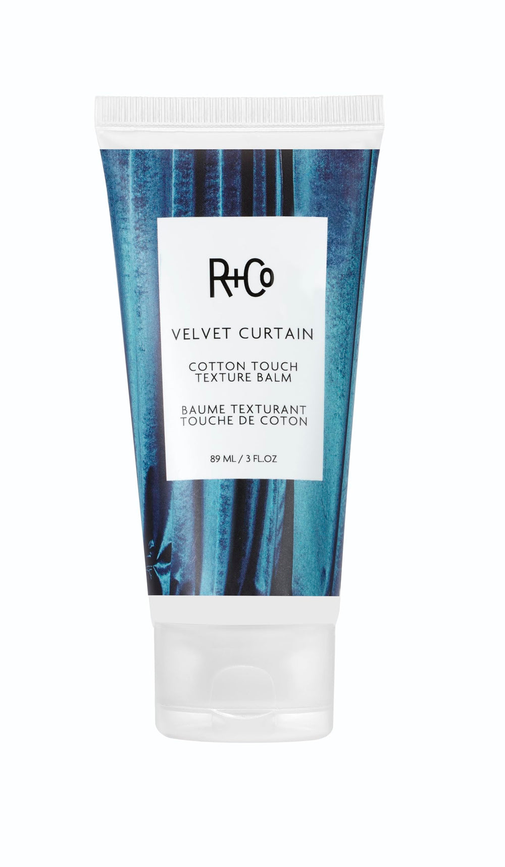 R+Co Velvet Curtain baume texture sèche enveloppant les cheveux pour un look seconde journée.