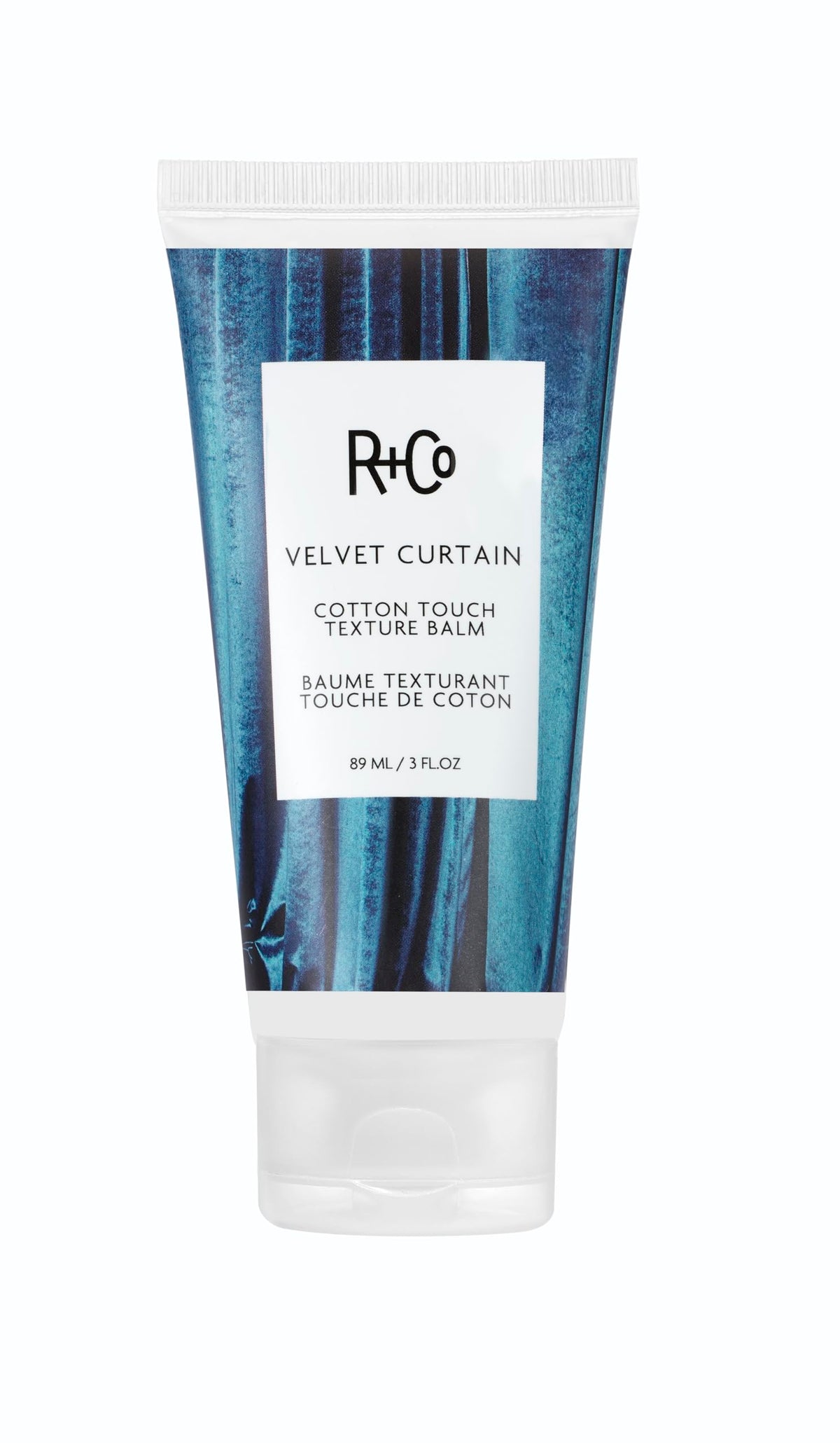 R+Co Velvet Curtain baume texture sèche enveloppant les cheveux pour un look seconde journée.
